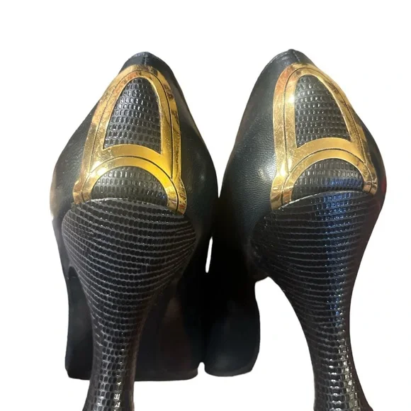 Vintage Stuart Weitzman, black leather heels with gold detail. Size 6.5. - Picture 5 of 8